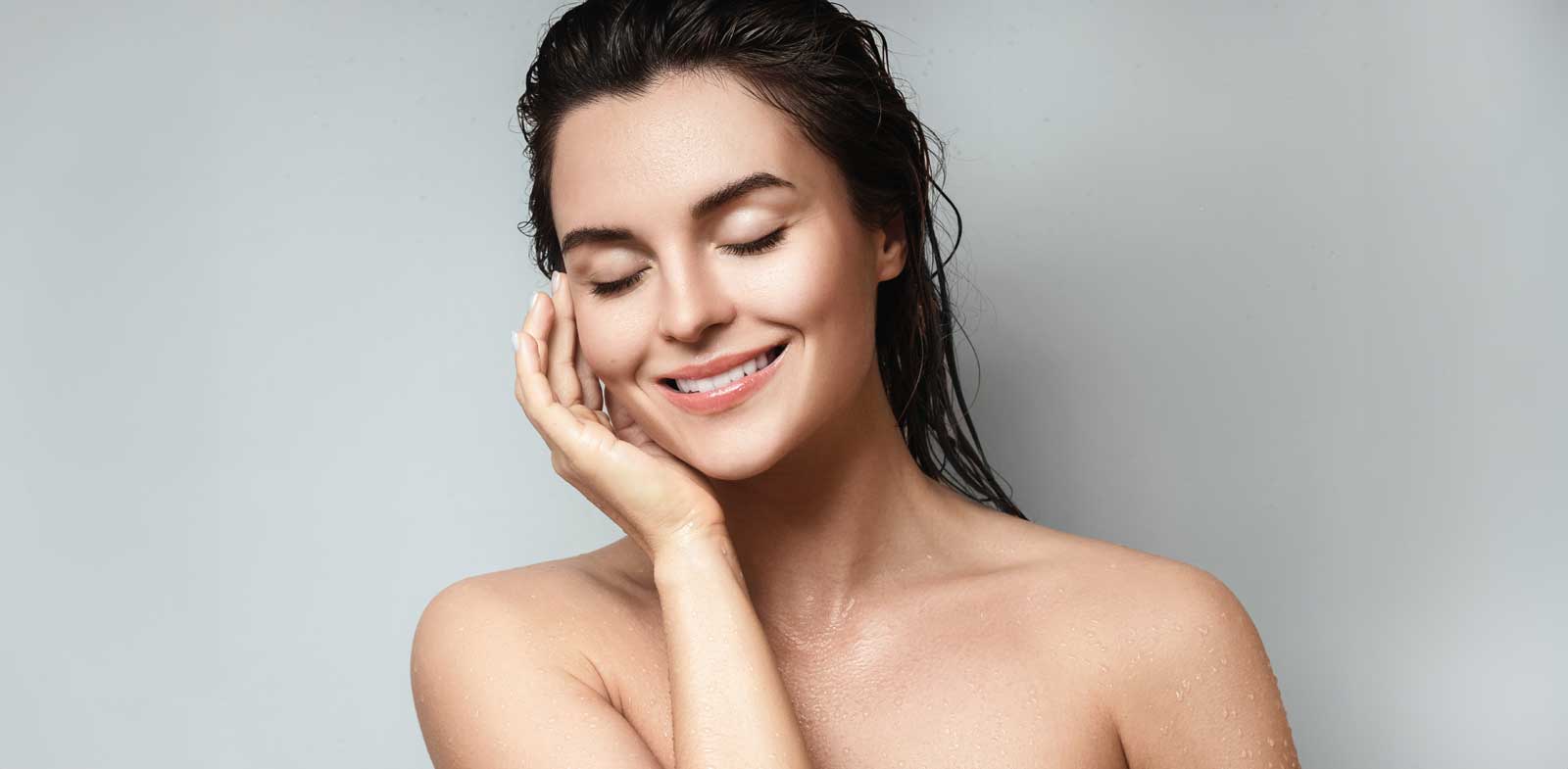 Modelo pasando su mano por su piel suave gracias a kerathor piel