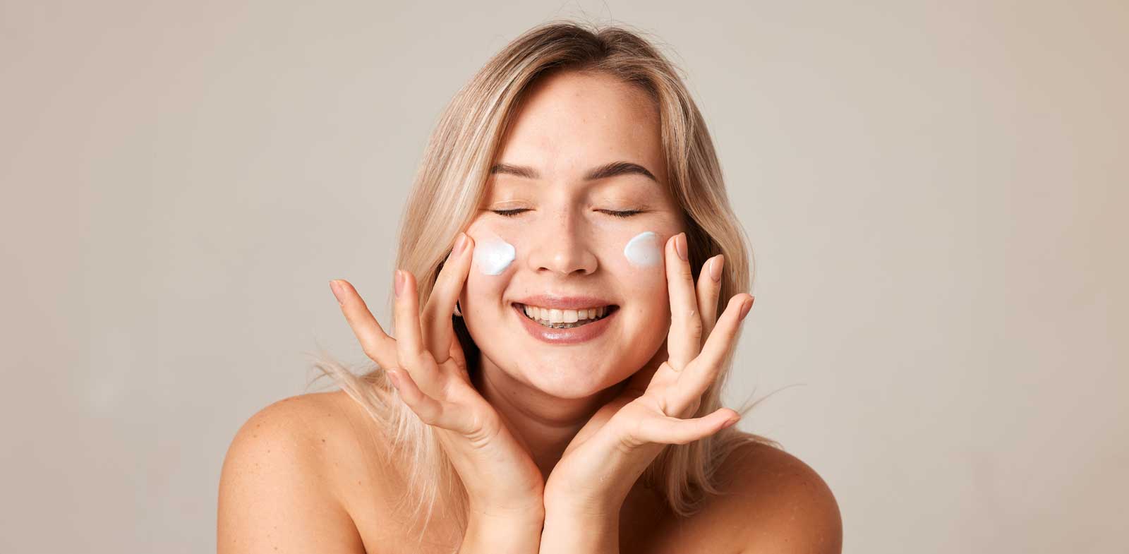 Modelo mayor de edad mostrando su piel contra las arrugas gracias a la crema kerathor