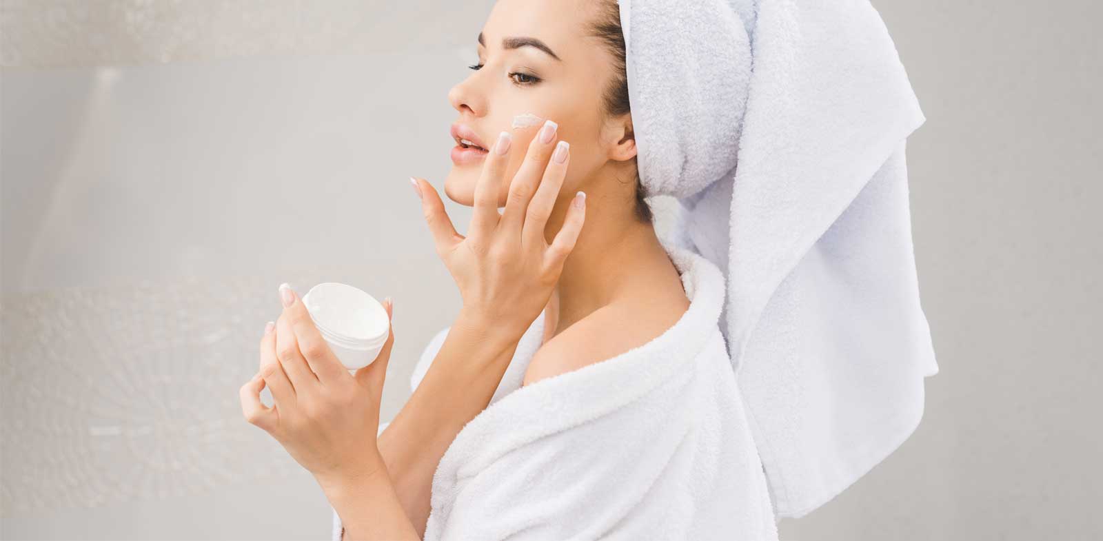 Modelo utilizando la forma correcta de usar la crema kerathor