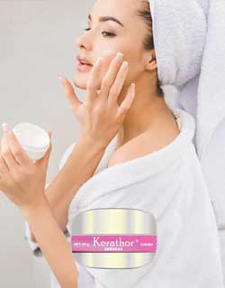 Tarjeta de promocion de Modelo utilizando la forma correcta de usar la crema kerathor